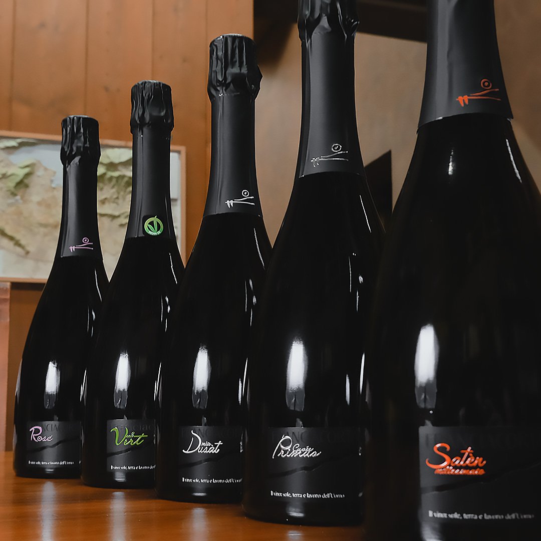 Etichetta Franca Contea all black con accento di colore sul nome del vino